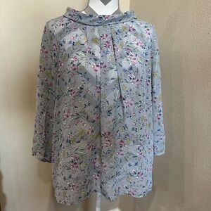 FUN 2 FUN Women’s Gray Floral Blouse, EUC!